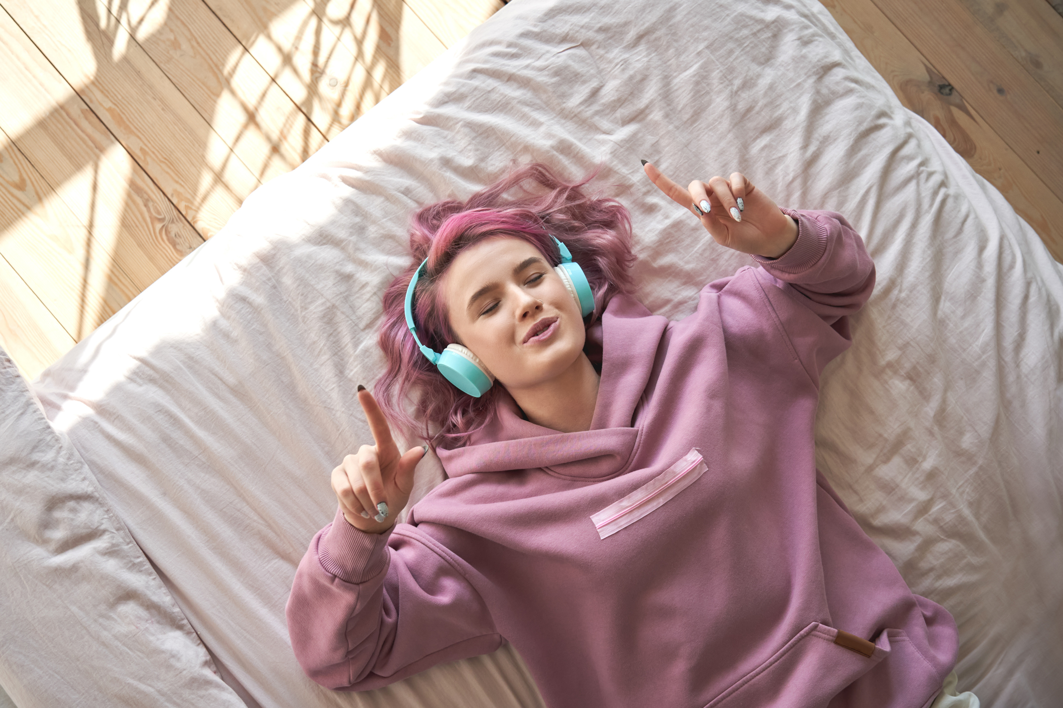 Lustiges Mädchen Podcast Mädchen hört Podcast